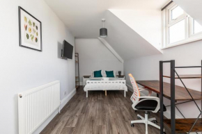 Dove Court Travel Lodge 6 - Top Floor Double Bedroom